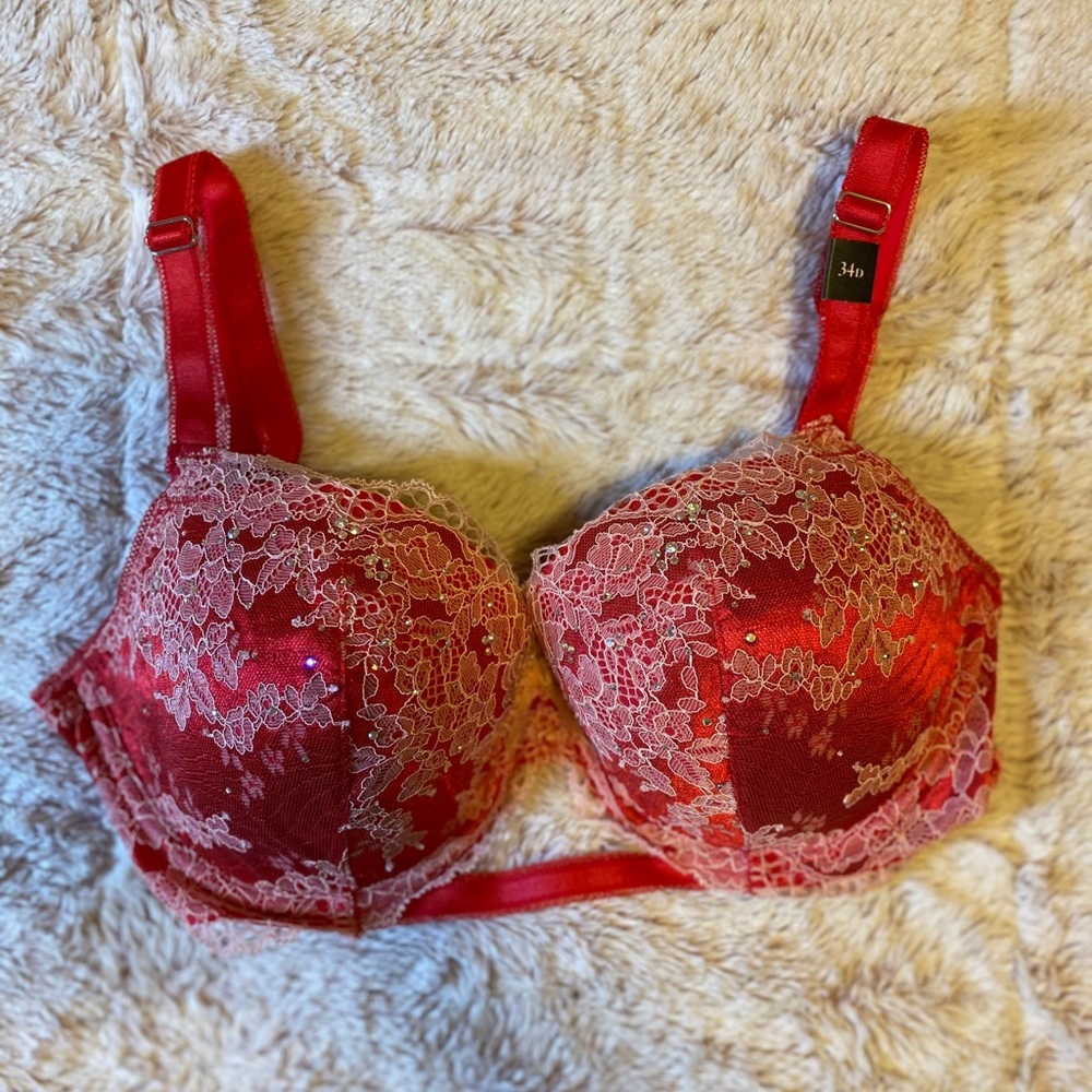 Red VS Bra